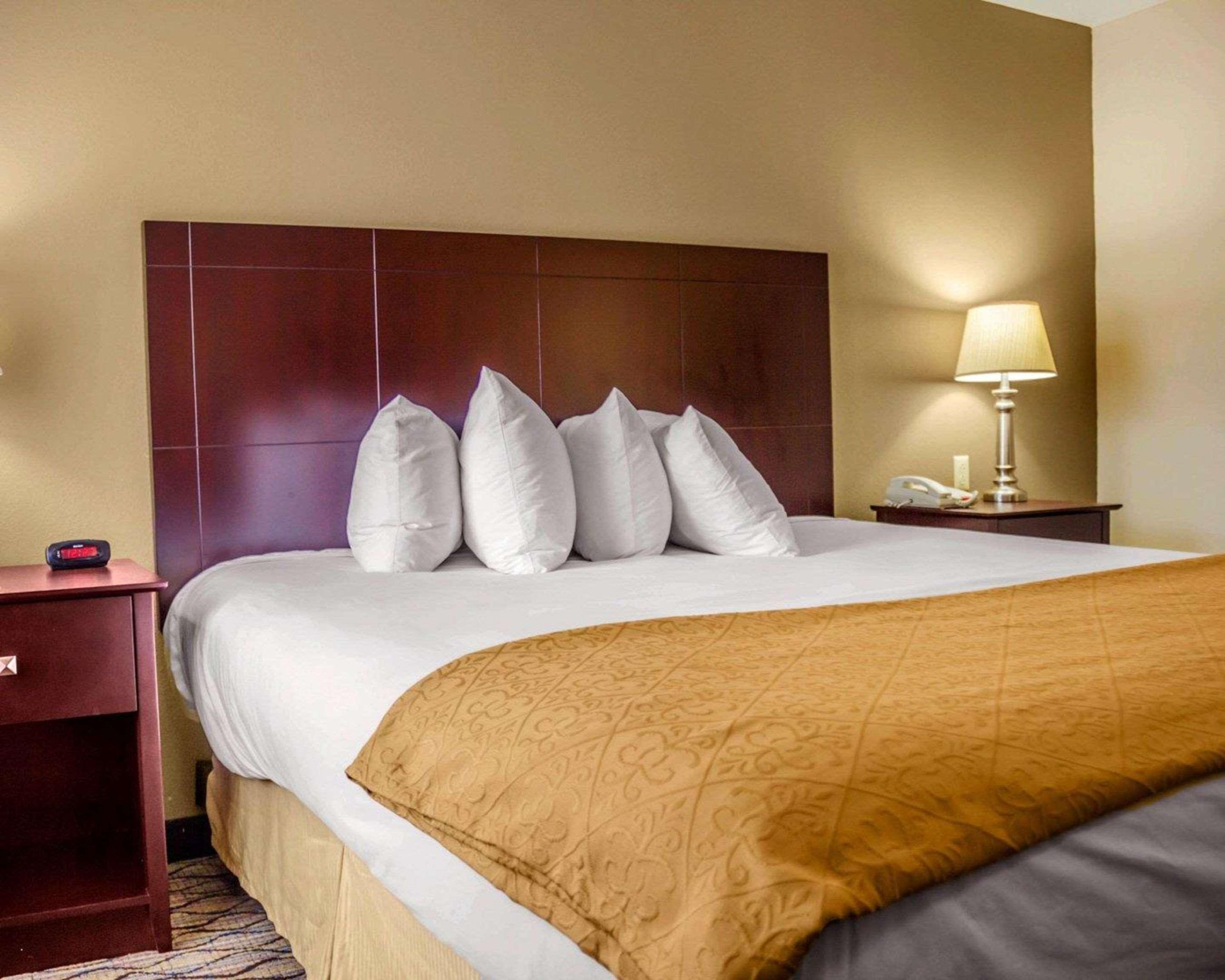 Quality Inn Waterbury Exterior photo