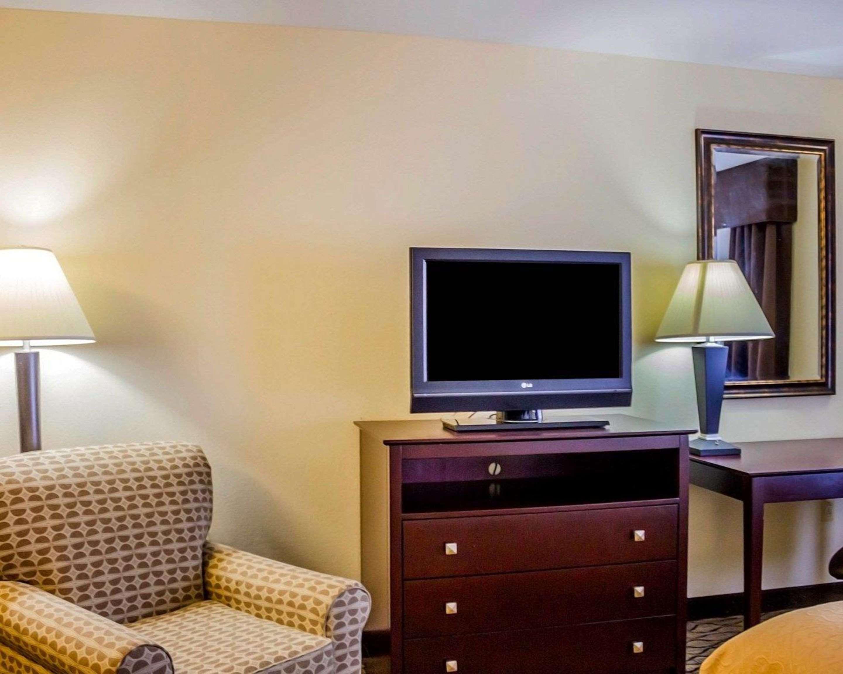 Quality Inn Waterbury Exterior photo