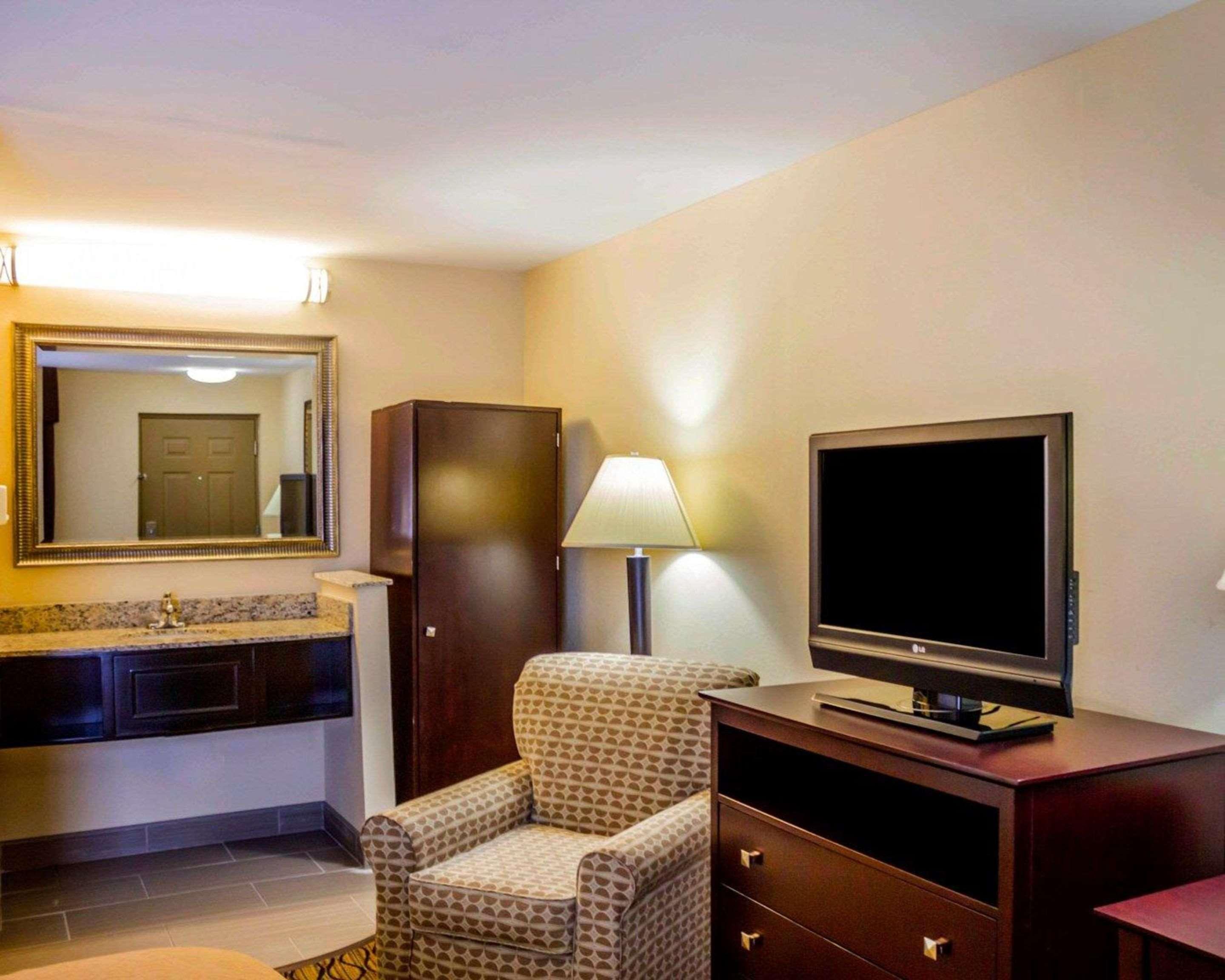 Quality Inn Waterbury Exterior photo