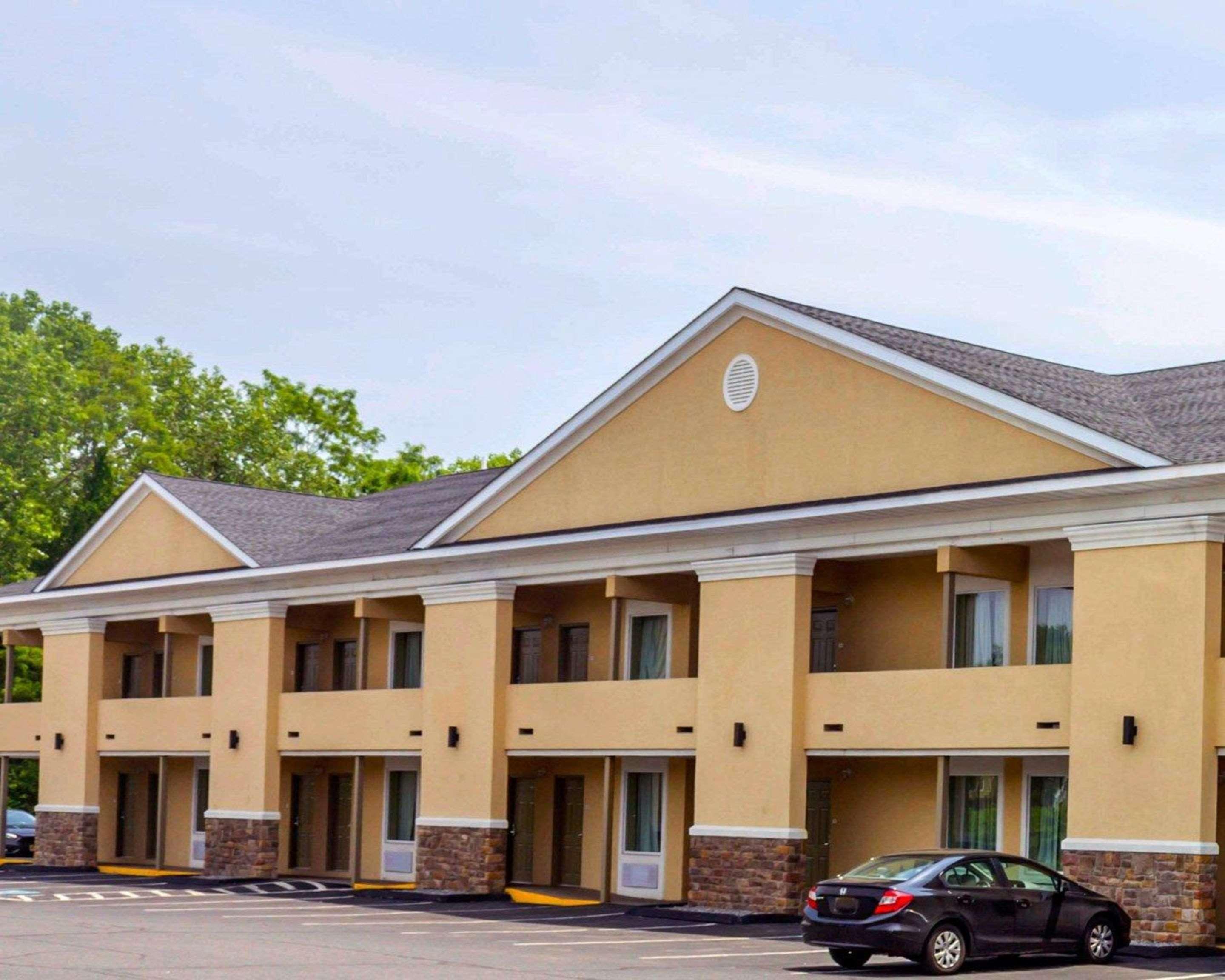 Quality Inn Waterbury Exterior photo
