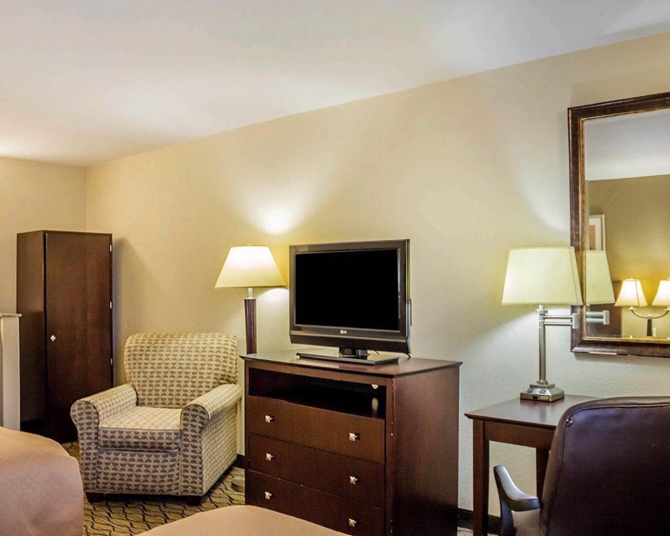 Quality Inn Waterbury Exterior photo