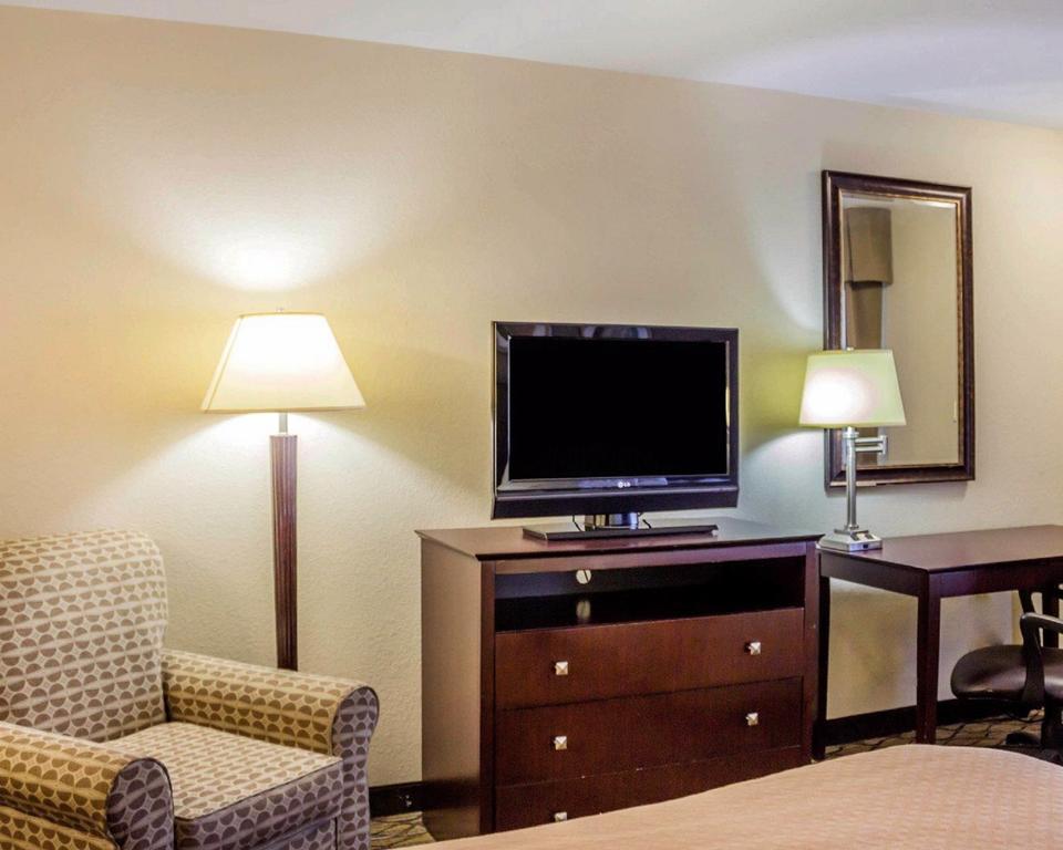 Quality Inn Waterbury Exterior photo