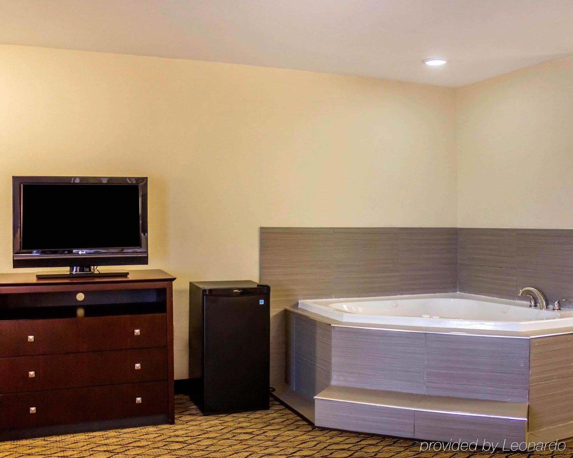 Quality Inn Waterbury Exterior photo
