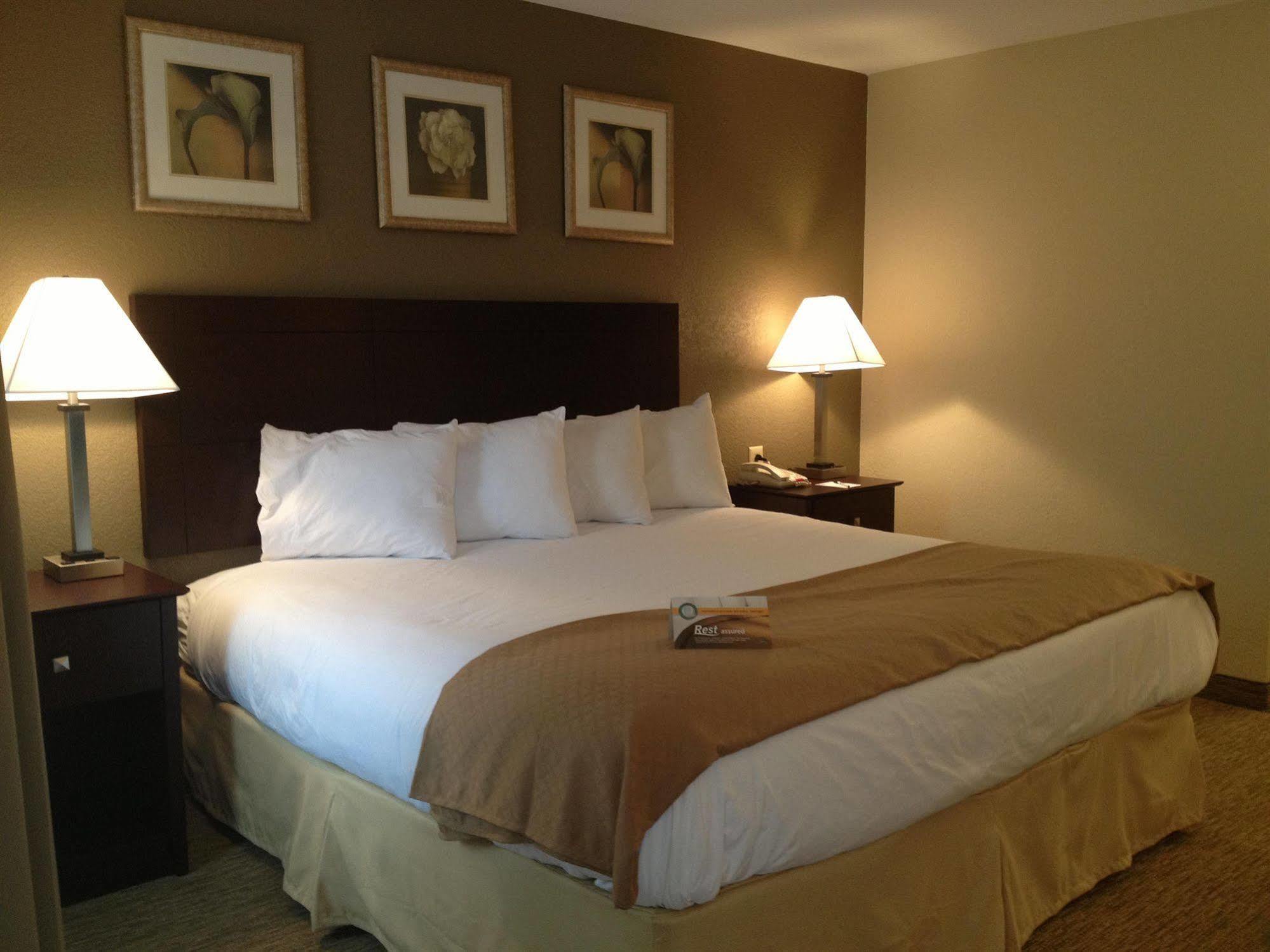 Quality Inn Waterbury Exterior photo